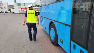 policjant w trakcie kontroli autokaru