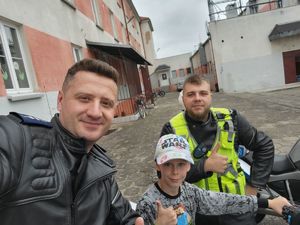 policjanci z uczniem na motocyklu