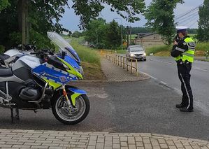 policjant w trakcie pomiaru prędkości