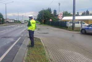 policjant w trakcie pomiaru prędkości