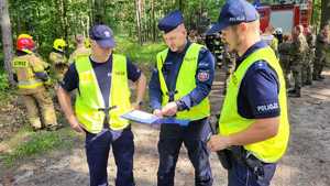 policjanci w trakcie odprawy