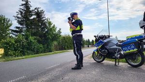 policjant mierzący prędkość