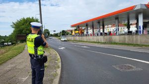 policjant mierzący prędkość