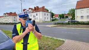 policjant mierzący prędkość