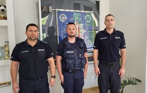 posterunkowy Kamil Choma z Komendantami z grudziądzkiej jednostki policji