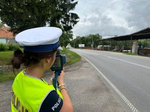 Policjantka ruchu drogowego podczas ręcznego pomiaru prędkości.