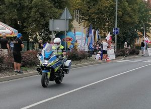 policjant na motocyklu w trakcie pilotażu