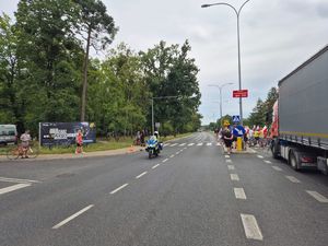 policjant na motocyklu w trakcie pilotażu