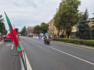 policjant na motocyklu w trakcie pilotażu