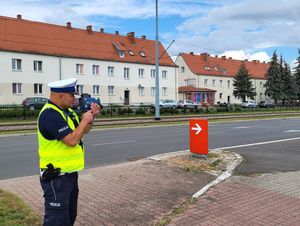 policjant mierzący prędkość