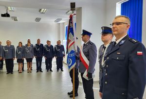 poczet sztandarowy i zebrani policjanci