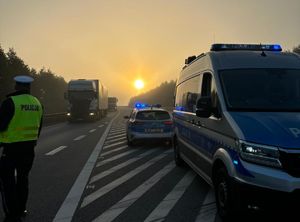 policjant w trakcie działań na drodze