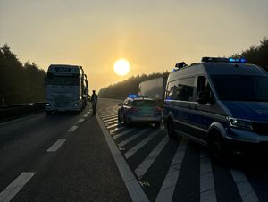 policjant w trakcie działań na drodze