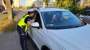 policjantka rozmawiająca z kierowcą