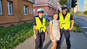 policjanci z uczennica przy przejściu dla pieszych