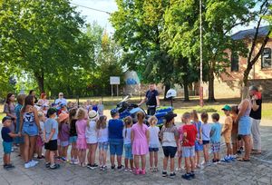 dzieci słuchające wykładu na temat bezpieczeństwa