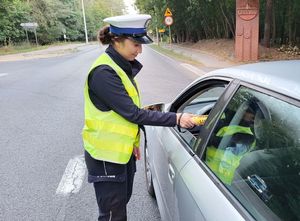 policjantka sprawdzająca stan trzeźwości kierowcy