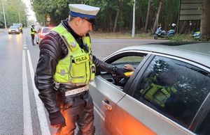 policjant sprawdzający stan trzeźwości kierowcy