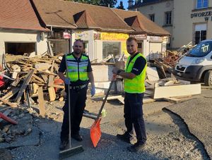 sierż. szt. Łukasz Kozłowski i sierż. Jakub Kasprowicz w trakcie prac porządkowych w Kłodzku