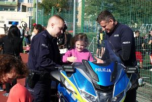 policjanci z dzieckiem na motocyklu