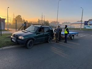 policjanci badający kierowcę