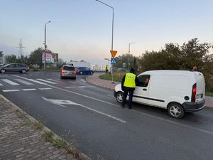 policjant sprawdzający stan trzeźwości kierowcy