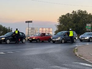 policjanci sprawdzający stan trzeźwości kierowcy