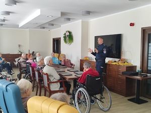 policjant w trakcie prelekcji na temat oszustw