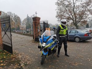 policjant ruchu drogowego nadzorujący rejon cmentarza