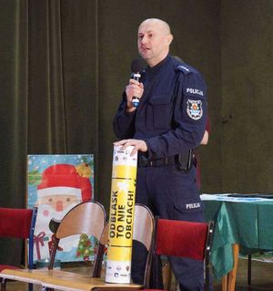policjant w trakcie prelekcji