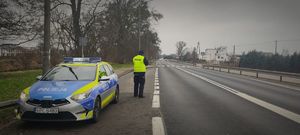 Policjant WRD podczas kontroli prędkości na ulicach Grudziądza.