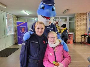 policjantka z polfinem i dzieckiem