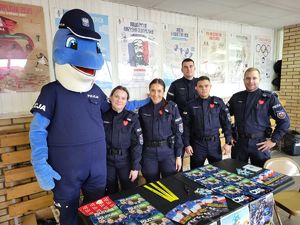 policjanci przy stoisku promocyjnym