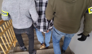 podejrzany prowadzony przez policjantów