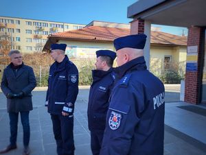 komendanci z wiceprezydentem w trakcie odbioru kluczy do punktu