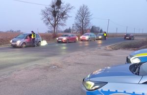 policjanci w trakcie badania trzeźwości