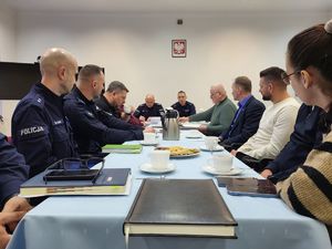 uczestnicy odprawy w trakcie dyskusji