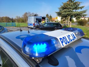 jeden z rozbitych pojazdów przy radiowozach policji