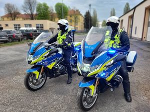 policjanci z patrolu motocyklowego