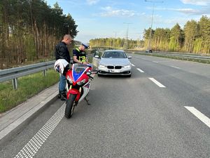 motocyklista w trakcie legitymowania przez policjantów grupy SPEED