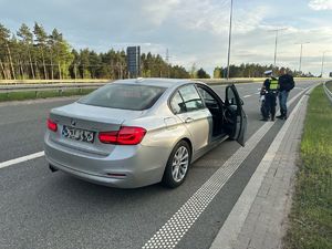 motocyklista w trakcie legitymowania przez policjantów grupy SPEED
