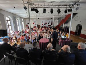 policjanci w trakcie debaty na tle zebranych gości
