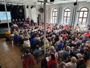 goście debaty w trakcie odsłuchu prelekcji