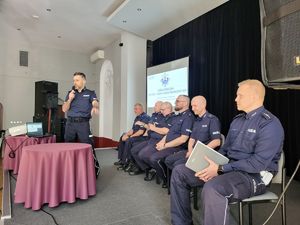 policjanci w trakcie debaty