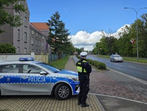 policjant drogówki w trakcie pomiaru prędkości