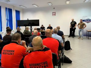 Sala odpraw KMP w Grudziądzu. Na zdjęciu widać ratowników biorących udział w wykładzie odnośnie samoobrony