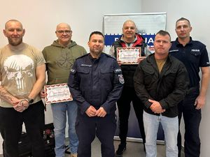 Na zdjęciu widać ratowników wraz z Komendantami Komendy Miejskiej Policji w Grudziądzu. Pozowanie z certyfikatem ukończenia szkolenia z samoobrony.