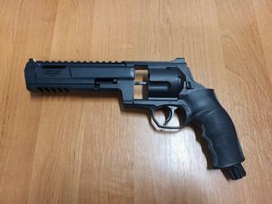 broń gazowa zabezpieczona przez policjantów