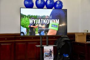 film promocyjny wyświetlany na telewizorze