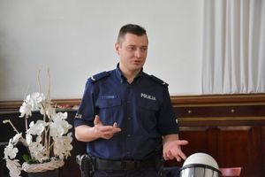 sierż. Michał Gawarkiewicz w trakcie prelekcji